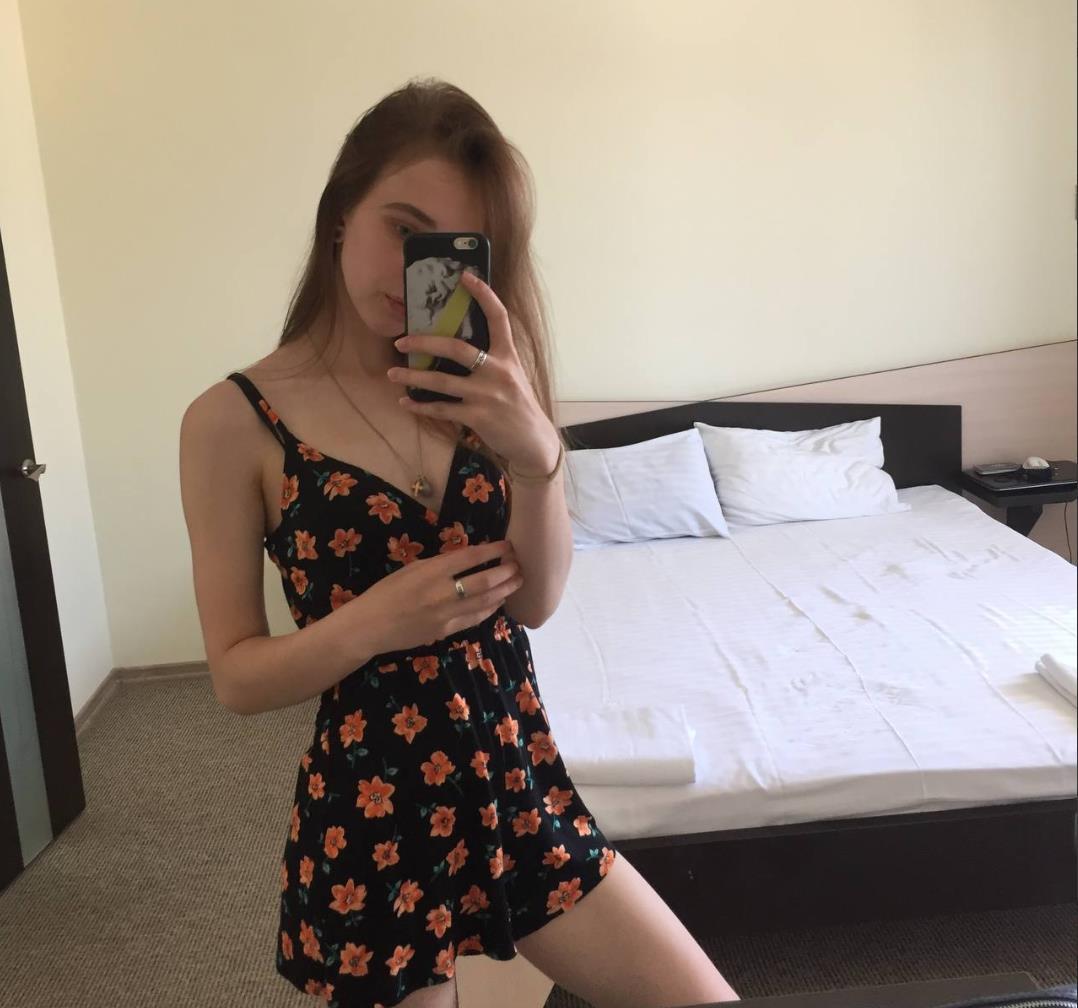 Постельное селфи в лёгком летнем платье.
