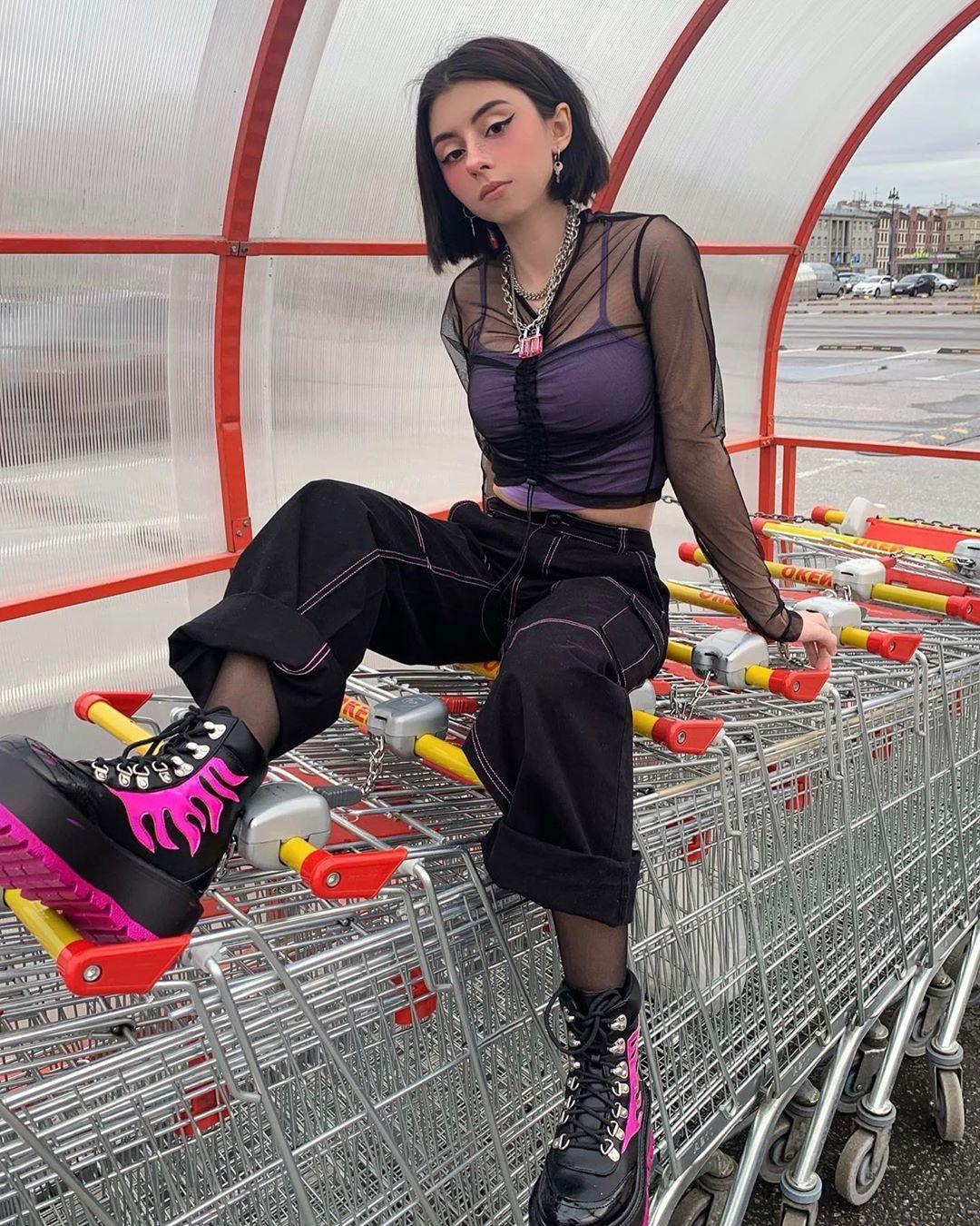 Пока на чиле: певица Дора показала секси-образ...