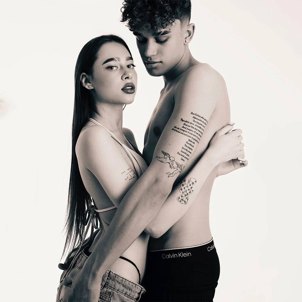 Чёрно белый снимок tatisize и сникерса в полуголом виде.