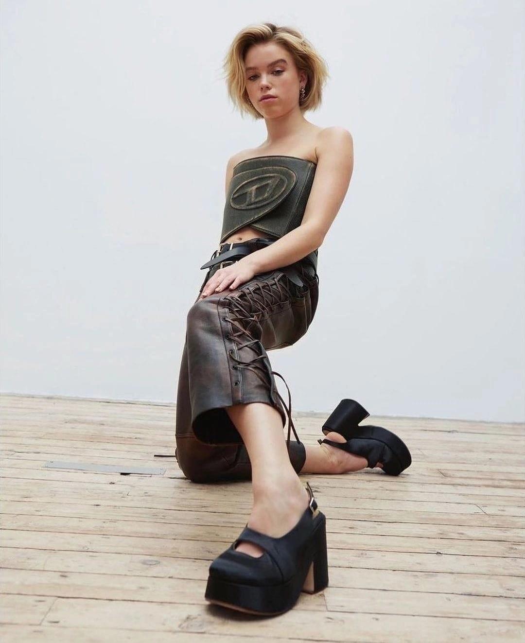 Милая фотка Олкок со стрижкой "каре" в розовой кофточке и мини юбке. Милая фотка Олкок со стрижкой "каре" в розовой кофточке и мини юбке.