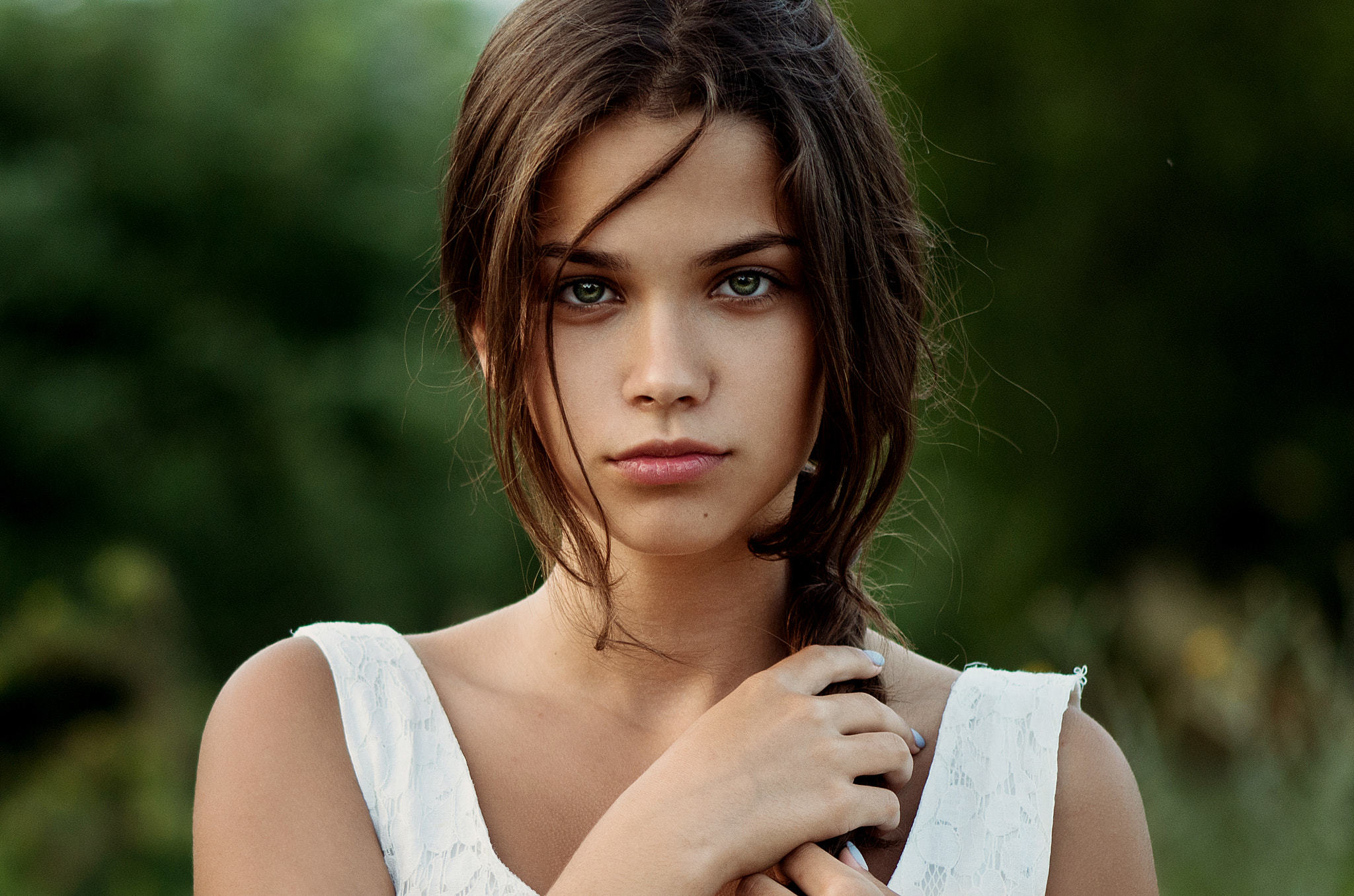 Милая девушка с красивыми глазами Энн Неврева.