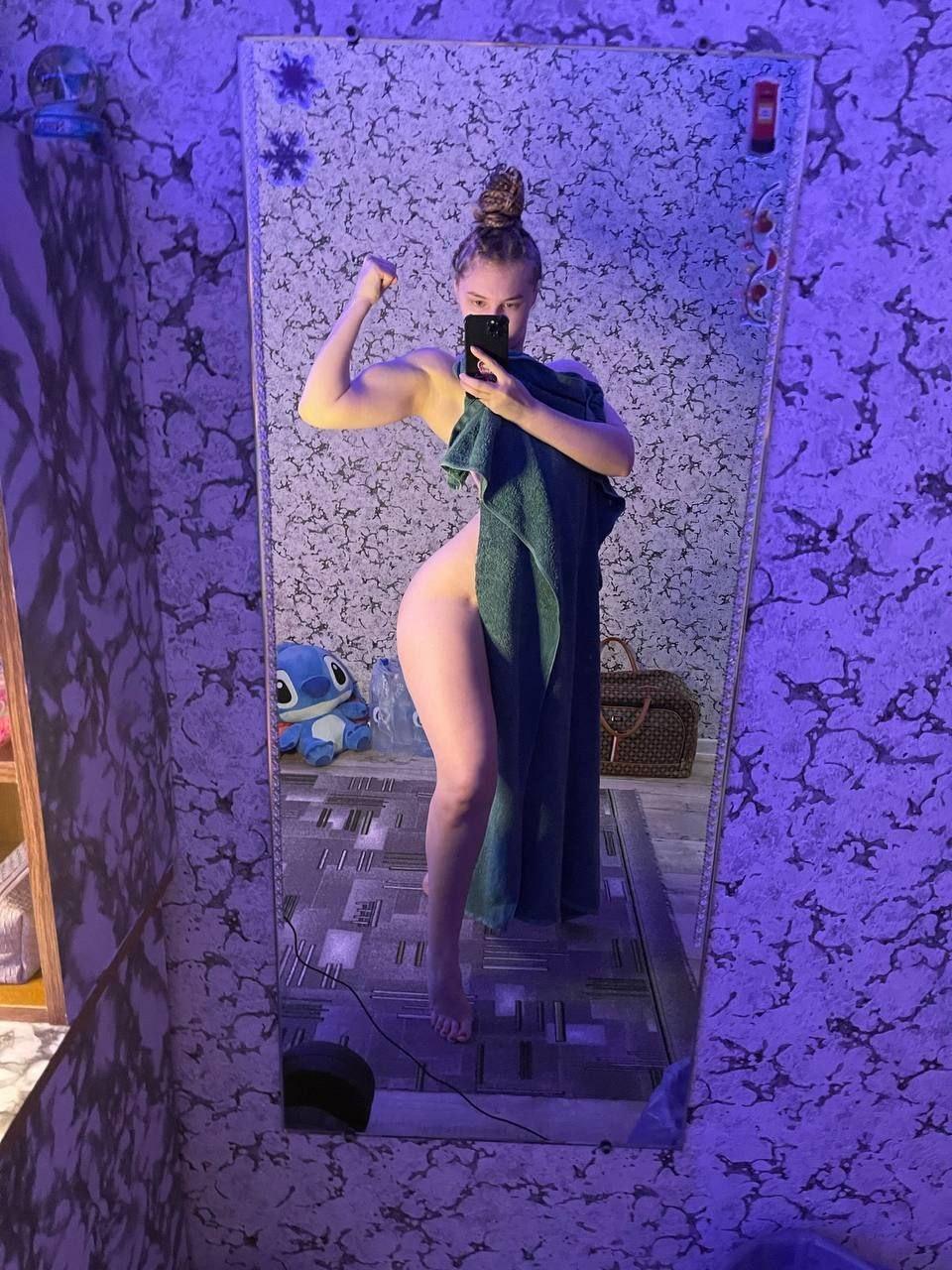 Красивая блондинка с аппетитными формами. Красивая блондинка с аппетитными формами.