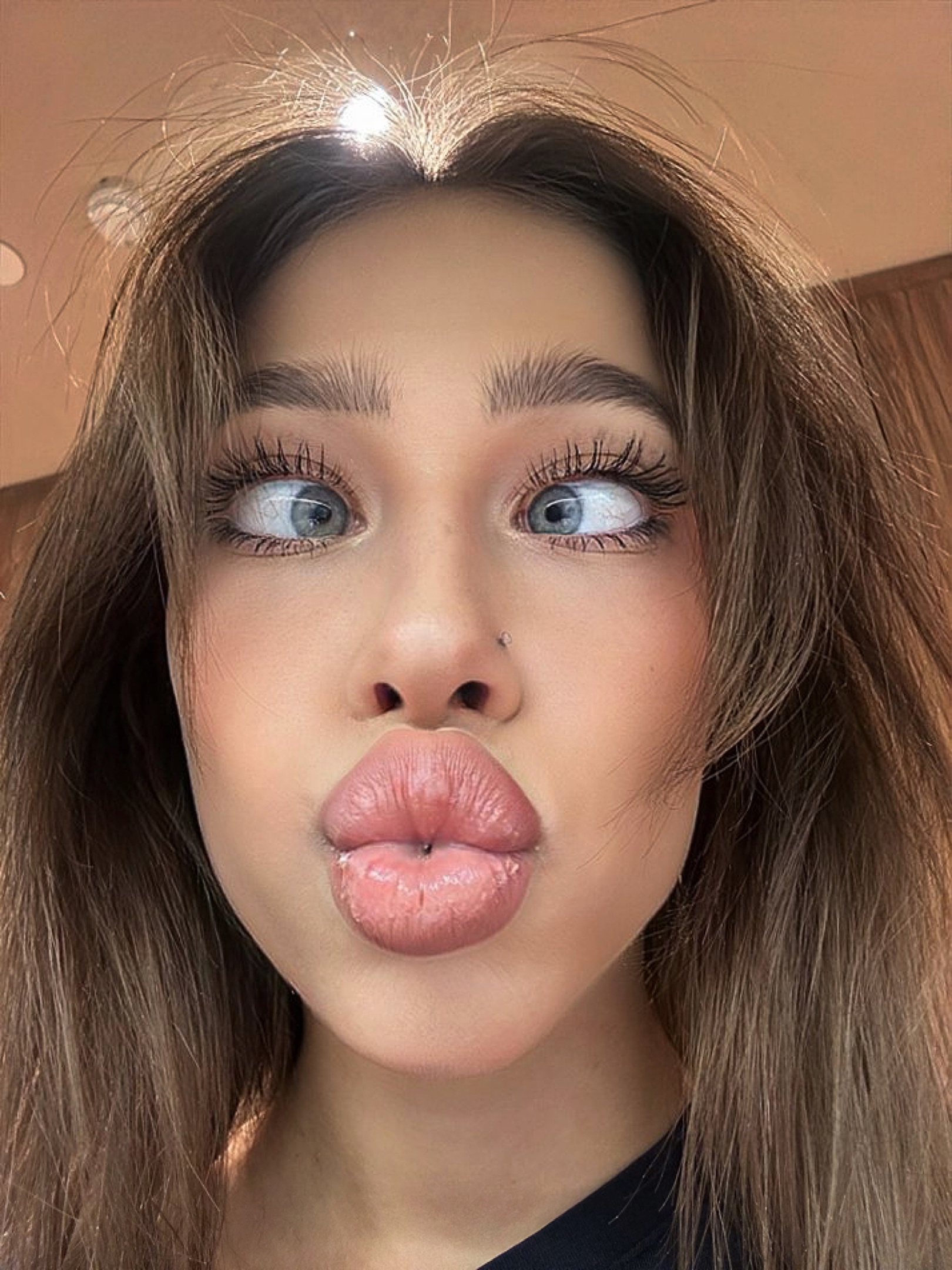 Смешной снимок с tatisize крупным планом с губами - уточкой.