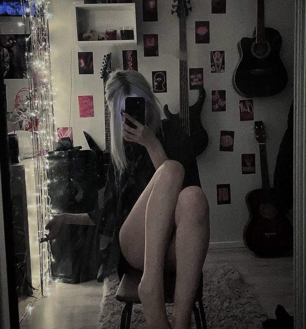 Блондинка Парадокси на фото с голыми коленями.