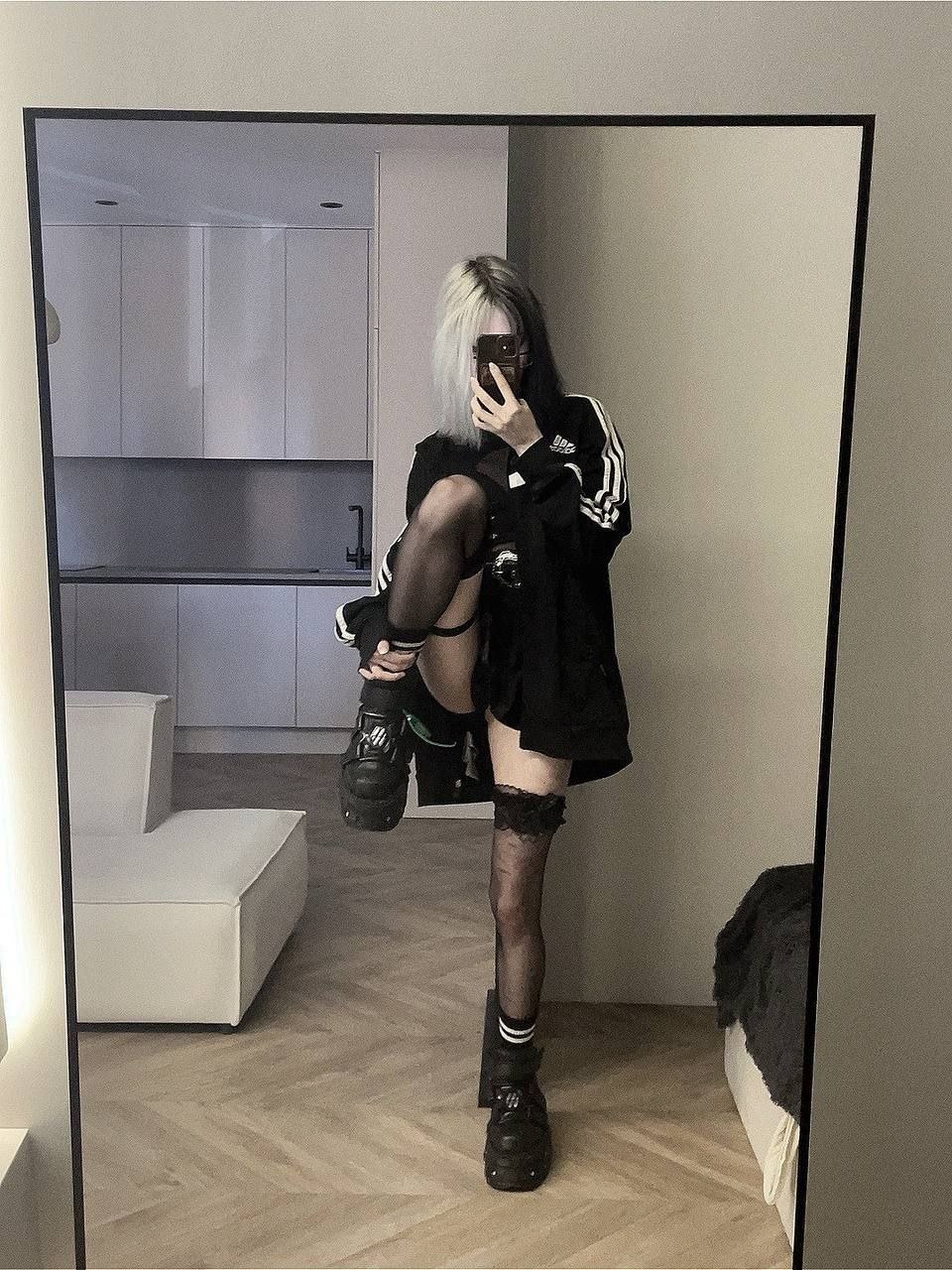 Слитое в сеть фото Парадокси с засветом нижнего белья.