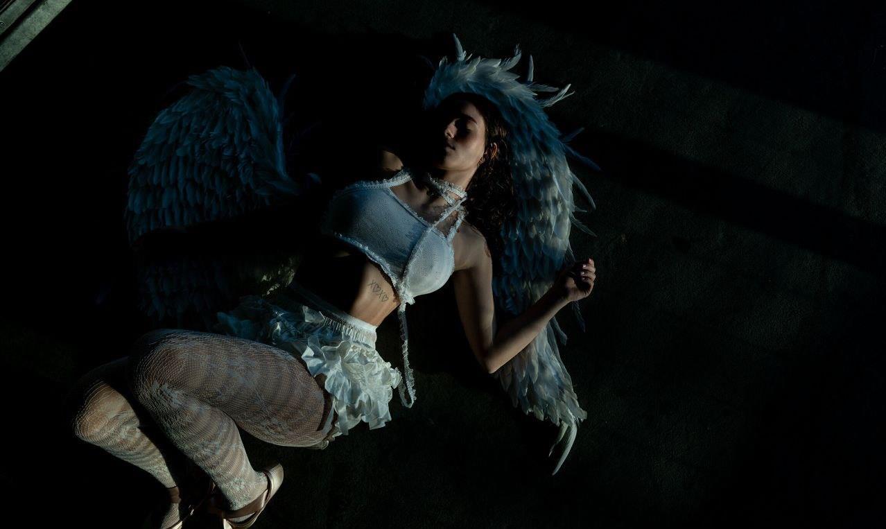 Красивое косплей фото Малигон в костюме ангела и белых чулках в сетку. Красивое косплей фото Малигон в костюме ангела и белых чулках в сетку.