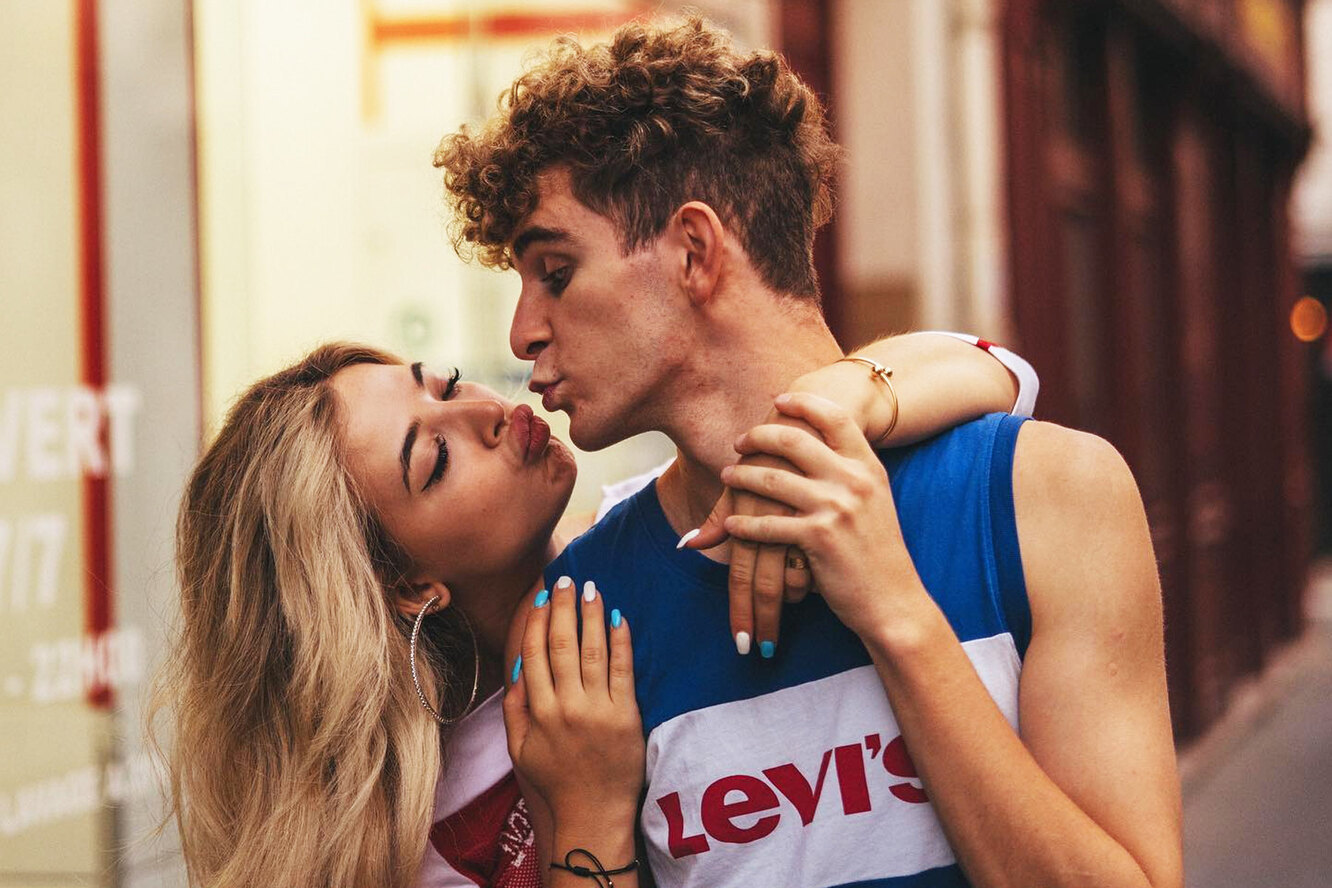 Слитая в сеть фотка с горячим поцелуем Ани Покров и Артура Бабича.