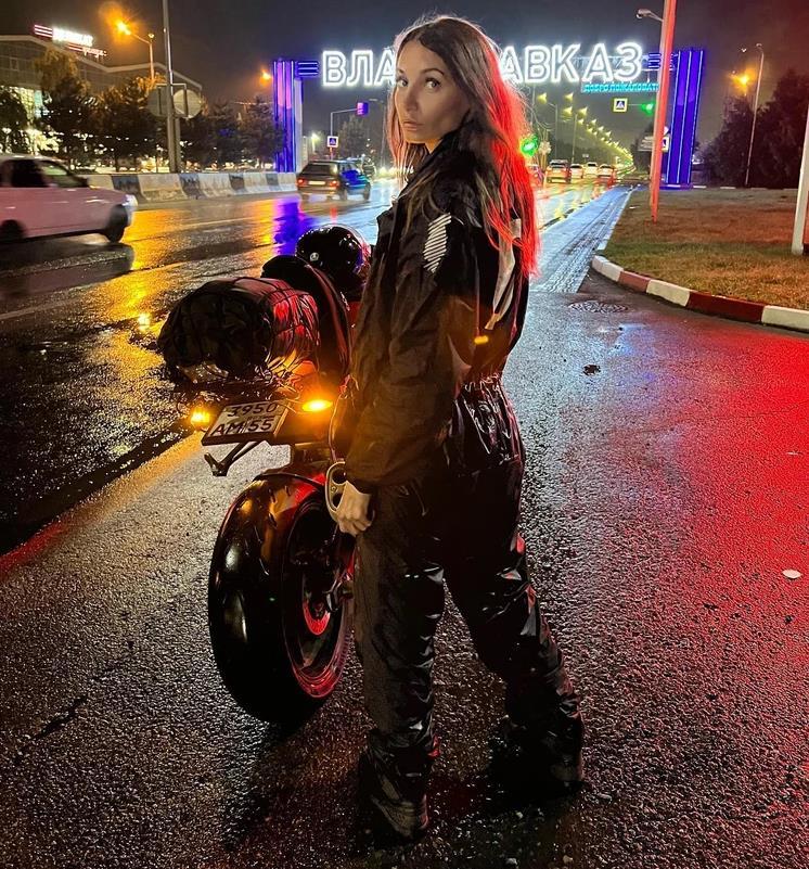 Ночной снимок с Озолиной около мотоцикла на въезде во Владикавказ. Ночной снимок с Озолиной около мотоцикла на въезде во Владикавказ.