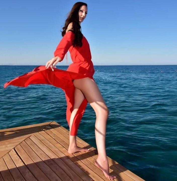 Красивое фото Лисиной на фоне моря в красном платье, где она светанула свою попу. Красивое фото Лисиной на фоне моря в красном платье, где она светанула свою попу.