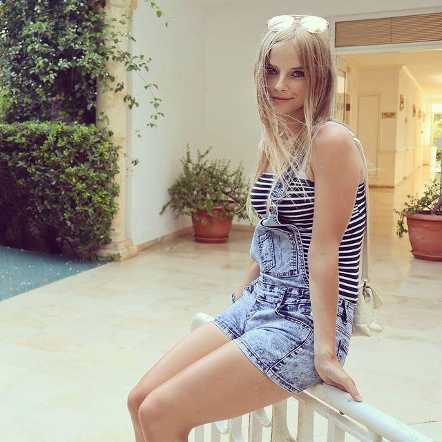 Ещё один летний снимок Шевко в джинсовом комбинезоне. Ещё один летний снимок Шевко в джинсовом комбинезоне.