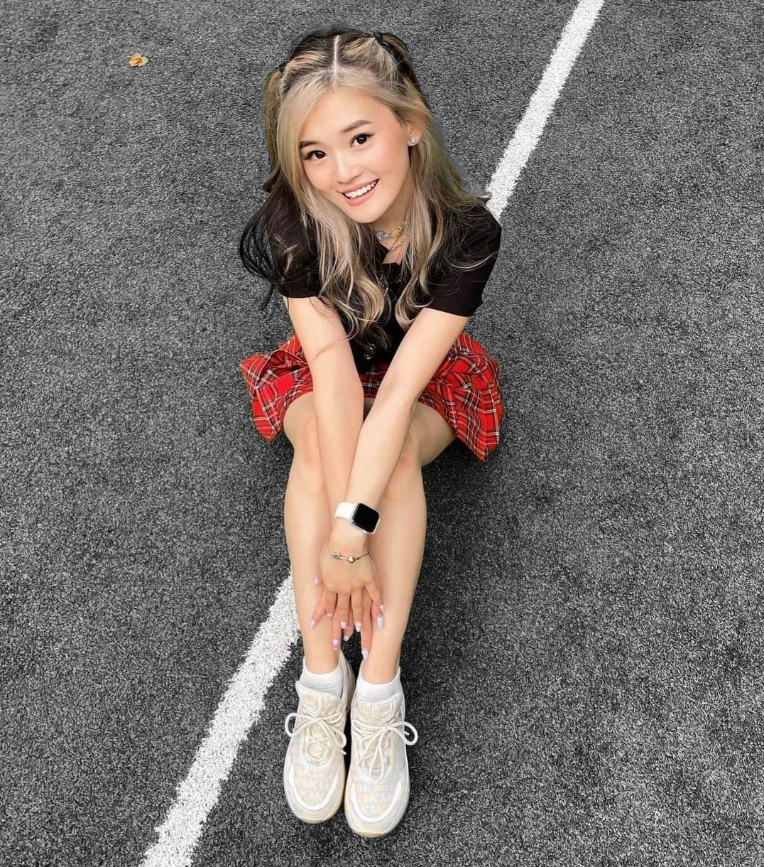 Получив аттестат, по совету родителей она поступила на бухгалтера в ВУЗ. Получив аттестат, по совету родителей она поступила на бухгалтера в ВУЗ.