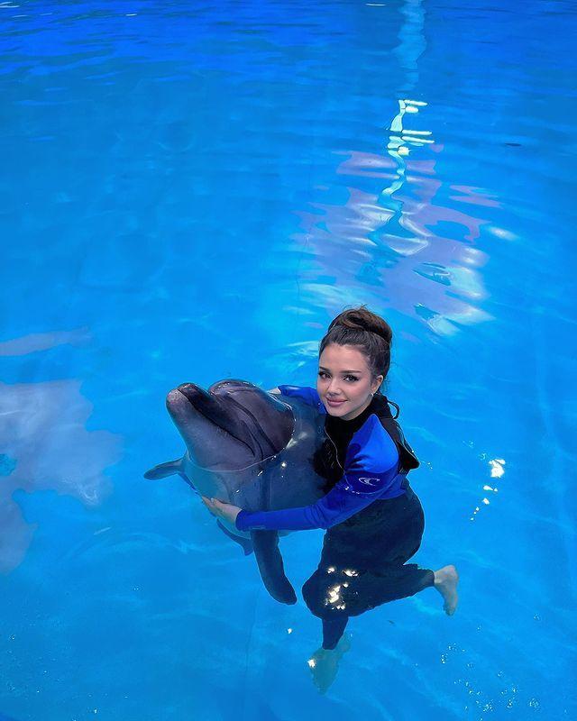 Фотка с Фиами из бассейна в обнимку с дельфином. Фотка с Фиами из бассейна в обнимку с дельфином.