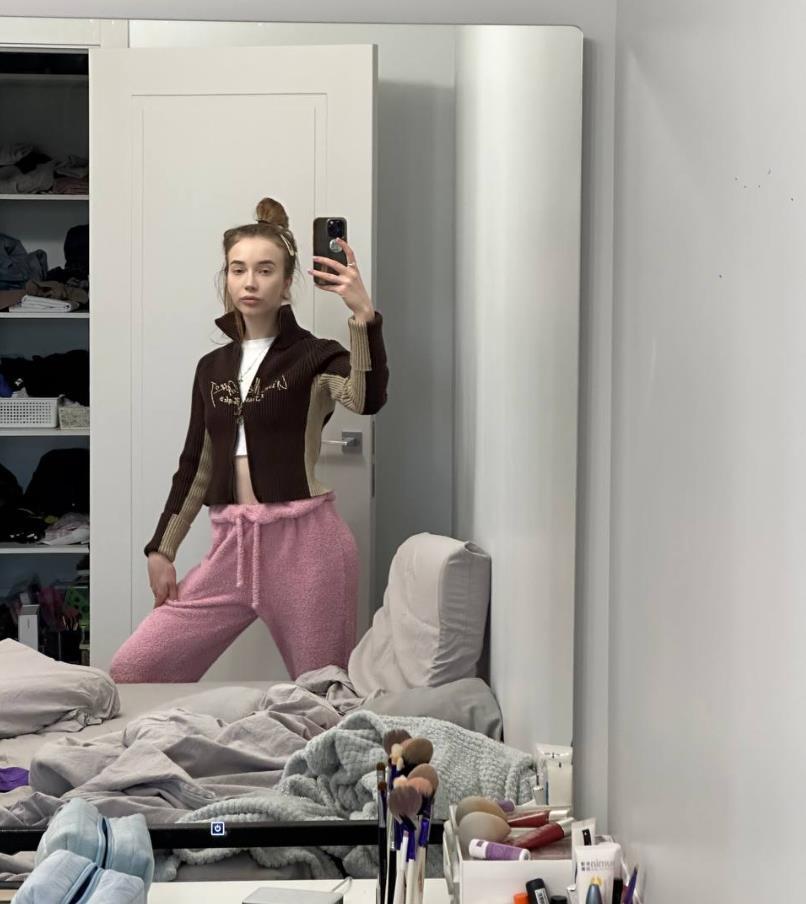 А на этом фото она в домашних розовых штанах и без макияжа.