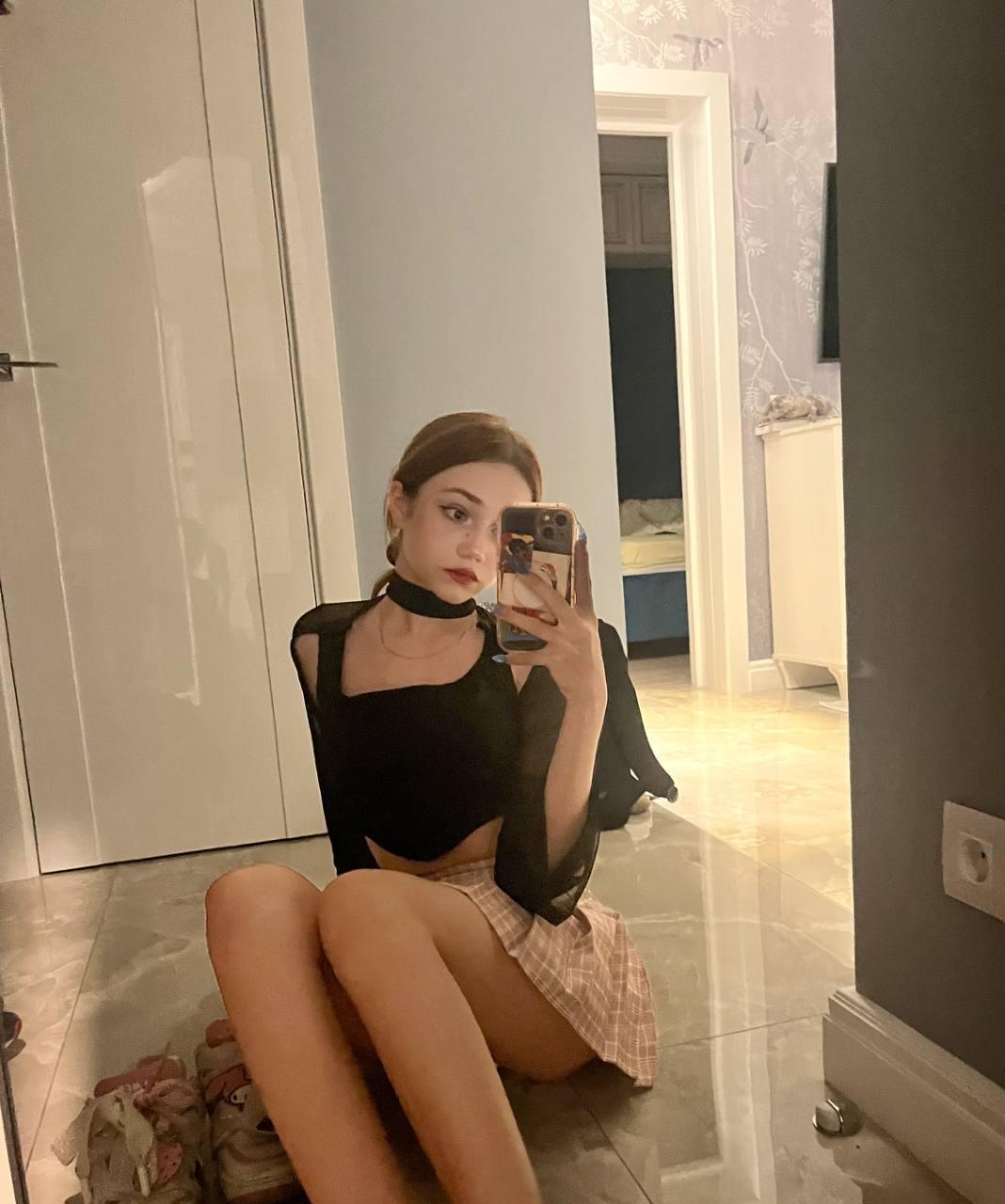 Откровенное селфи антотки в юбке. Откровенное селфи антотки в юбке.