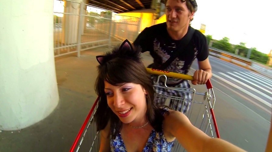 Андрей Нефедов и Ирина белка на фото в тележке из супер маркета.Андрей Нефедов и Ирина белка на фото в тележке из супер маркета. Андрей Нефедов и Ирина белка на фото в тележке из супер маркета.