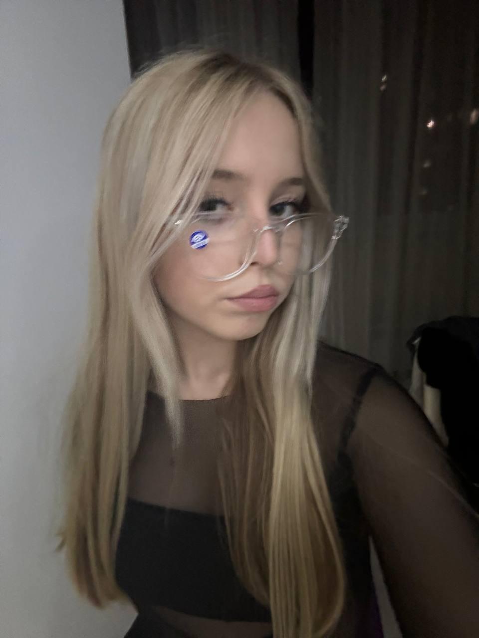 Сексуальное селфи в очках. Сексуальное селфи в очках.