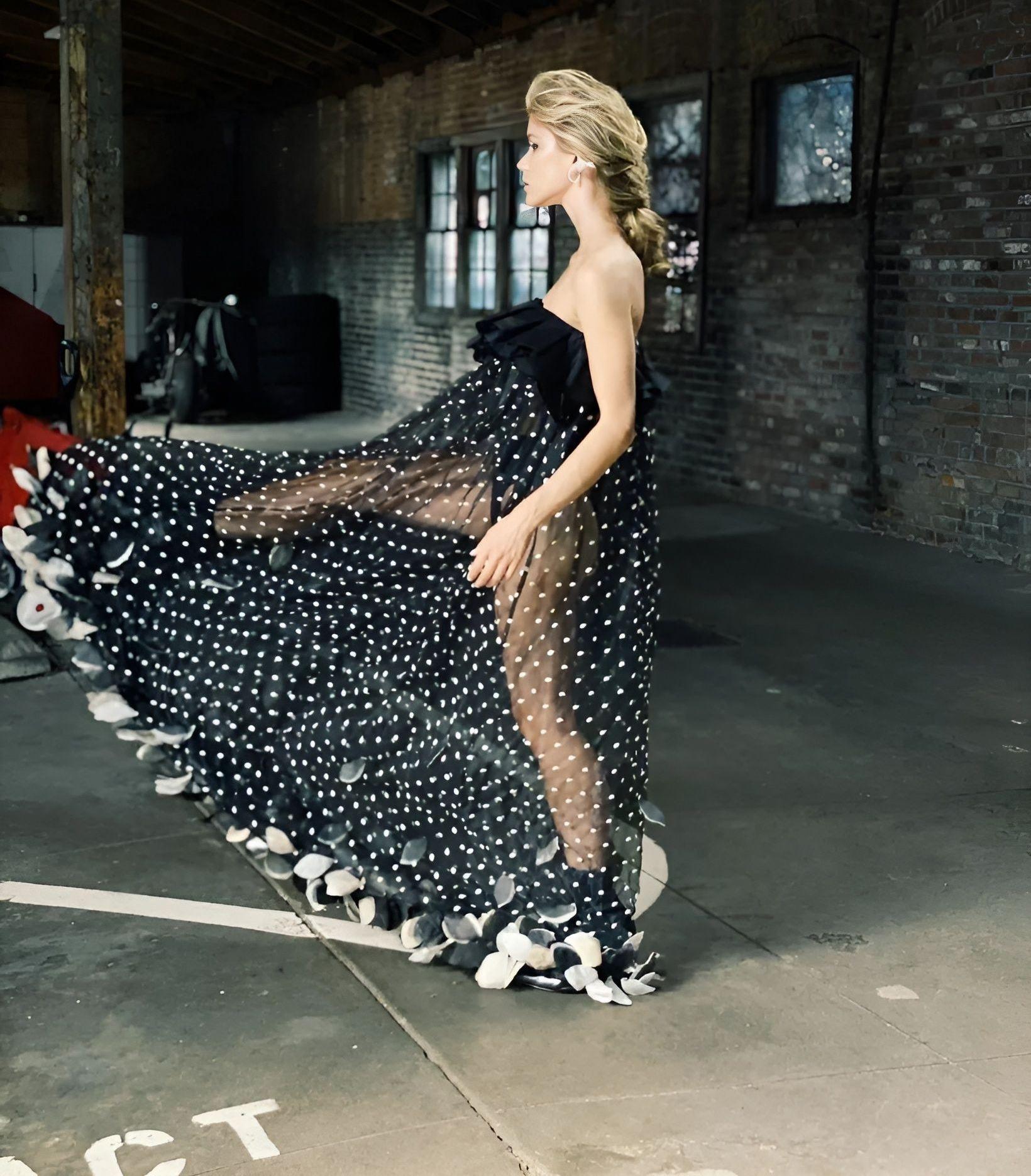 Американская актриса Erin Moriarty в прозрачном платье в горошек.