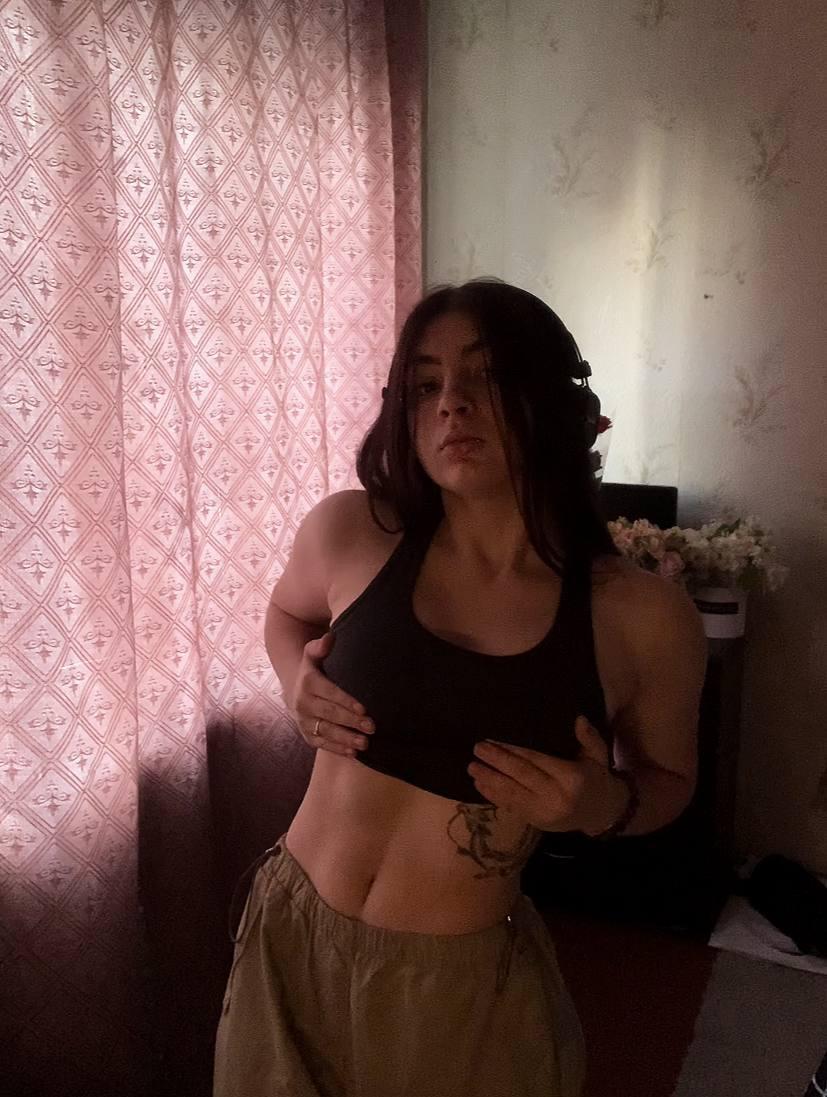 Камила в откровенном топе.