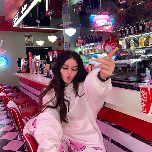 Смешной снимок в стиле губы уточкой. Смешной снимок в стиле губы уточкой.