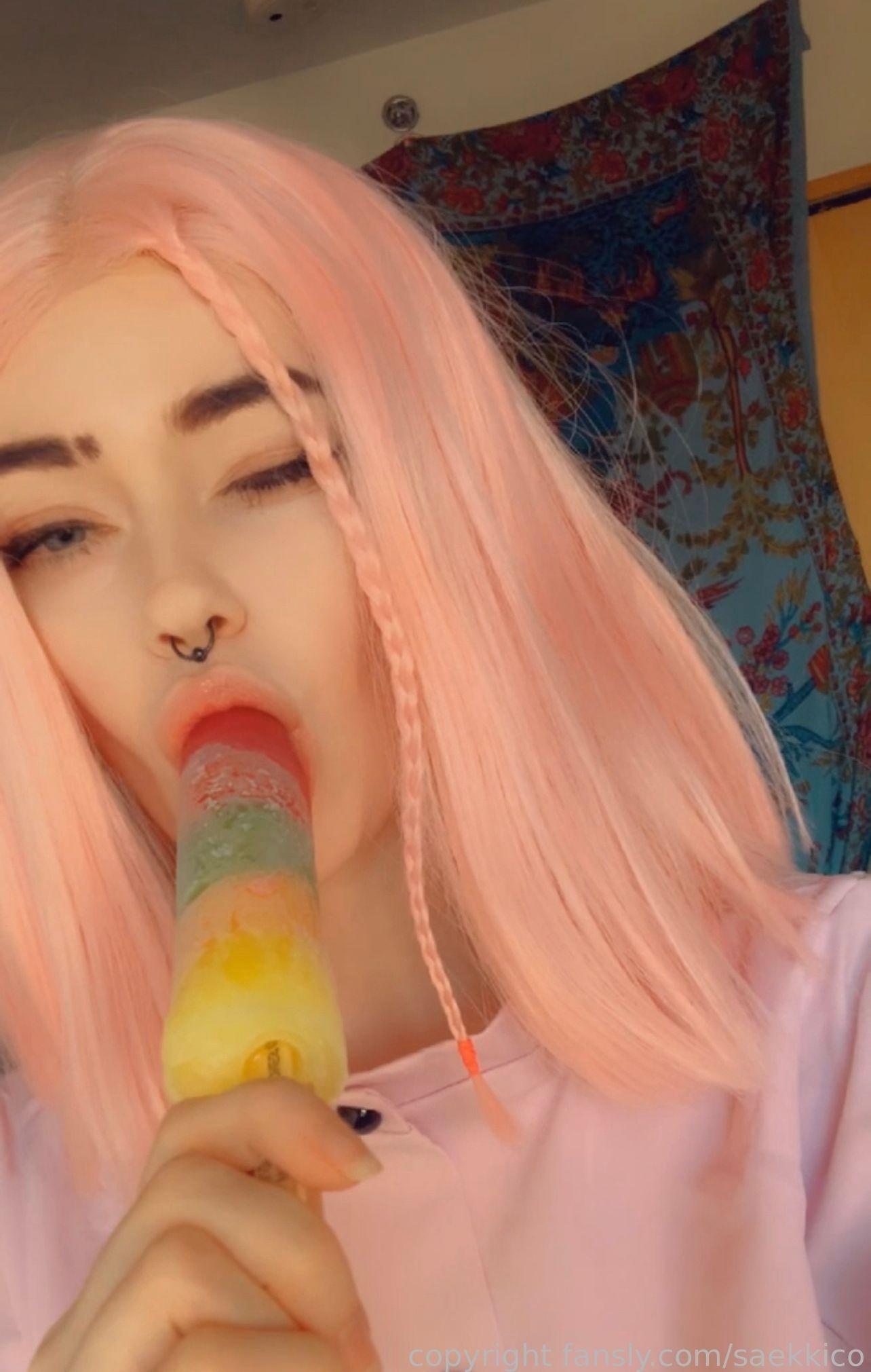 А тут Saekkico сосёт разноцветный леденец. А тут Saekkico сосёт разноцветный леденец.