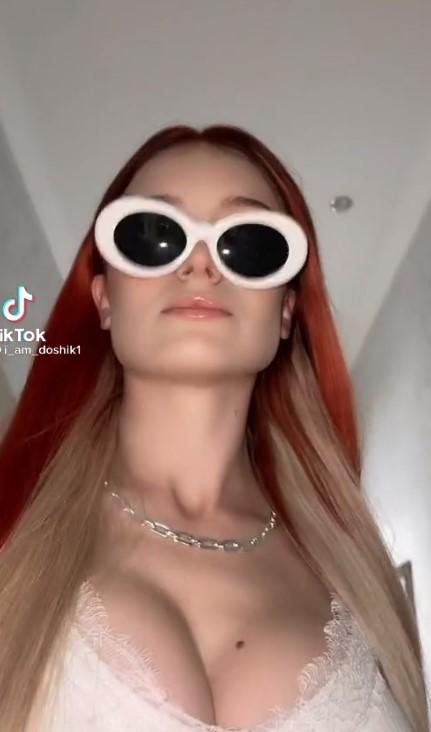 Дошик в клоунском макияже и чёрных чулках. Дошик в клоунском макияже и чёрных чулках.