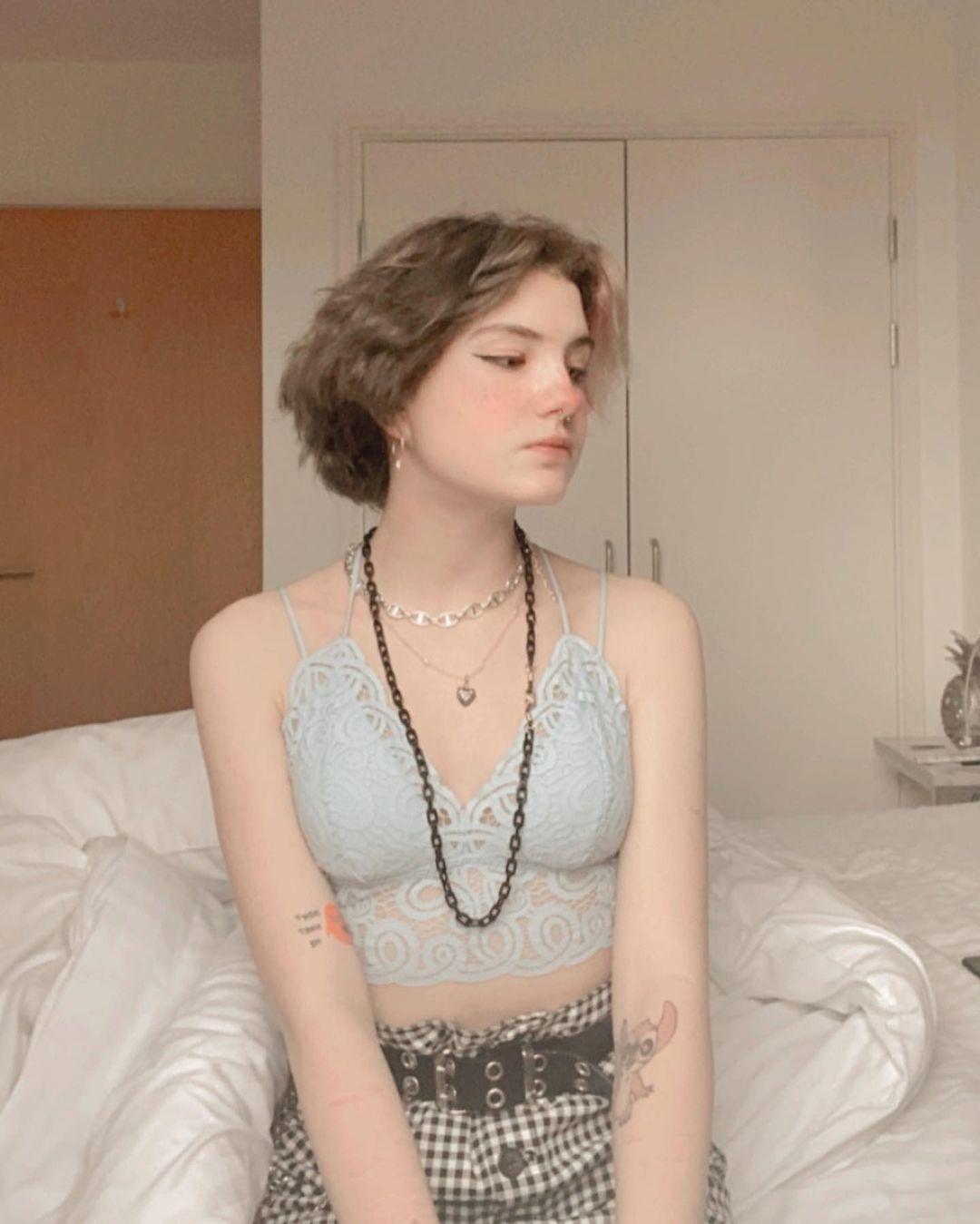 Домашние откровенные фотографии Оли "Тыква" в нижнем белье на постели. Домашние откровенные фотографии Оли "Тыква" в нижнем белье на постели.