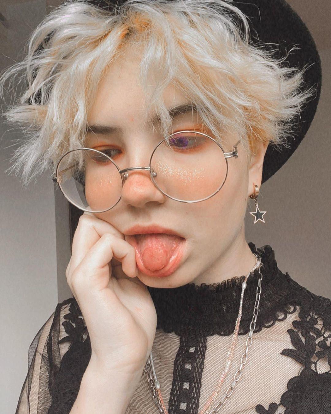 Смешная фотка vakuolly в очках и с высунутым языком. Смешная фотка vakuolly в очках и с высунутым языком.