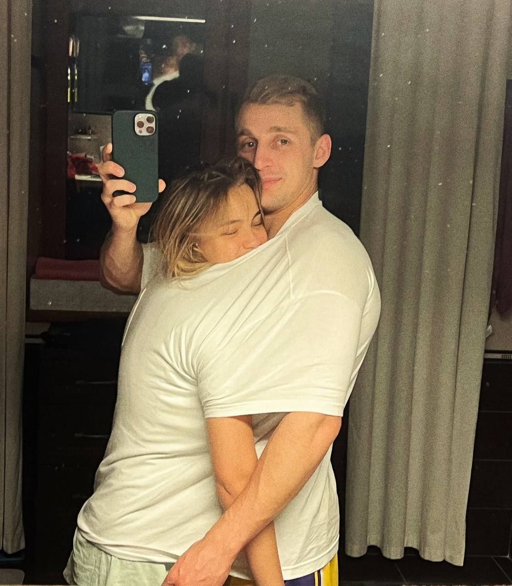 Валя Карнавал изменилась до неузнаваемости из-за Саши Стоуна. Валя Карнавал изменилась до неузнаваемости из-за Саши Стоуна.