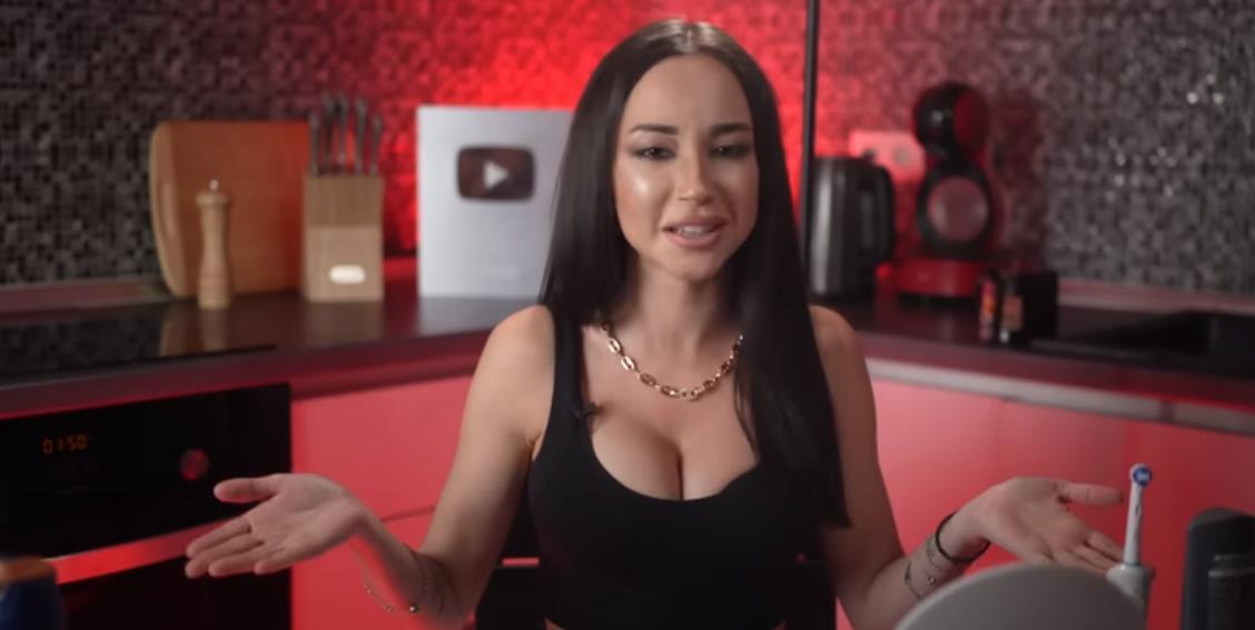 Дырка в телике ведущая Лера горячие фото.