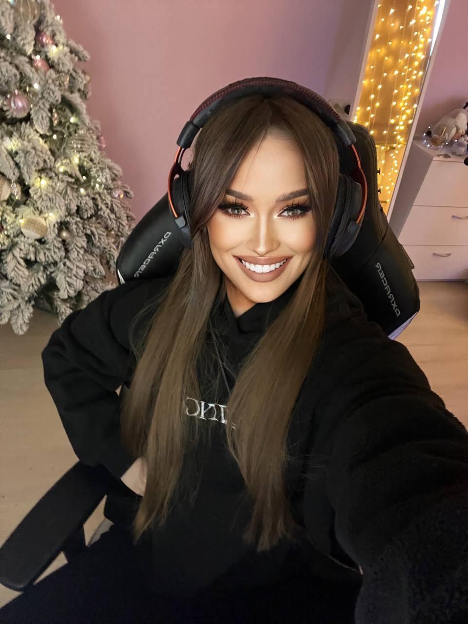 Слитая в сеть фотка dasha228play с фильтрами и максимальной ретушью.