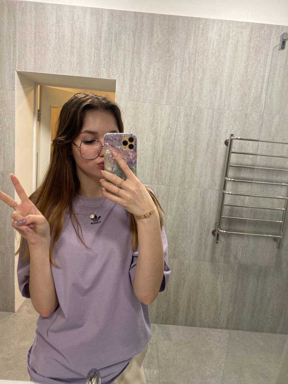 Забавное селфи в ванной в домашней одежде и очках.