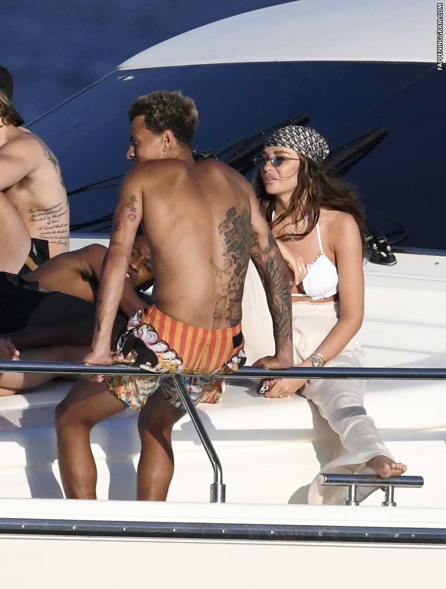 Слитые в сеть фотки Деле и Руби с яхты. Слитые в сеть фотки Деле и Руби с яхты.