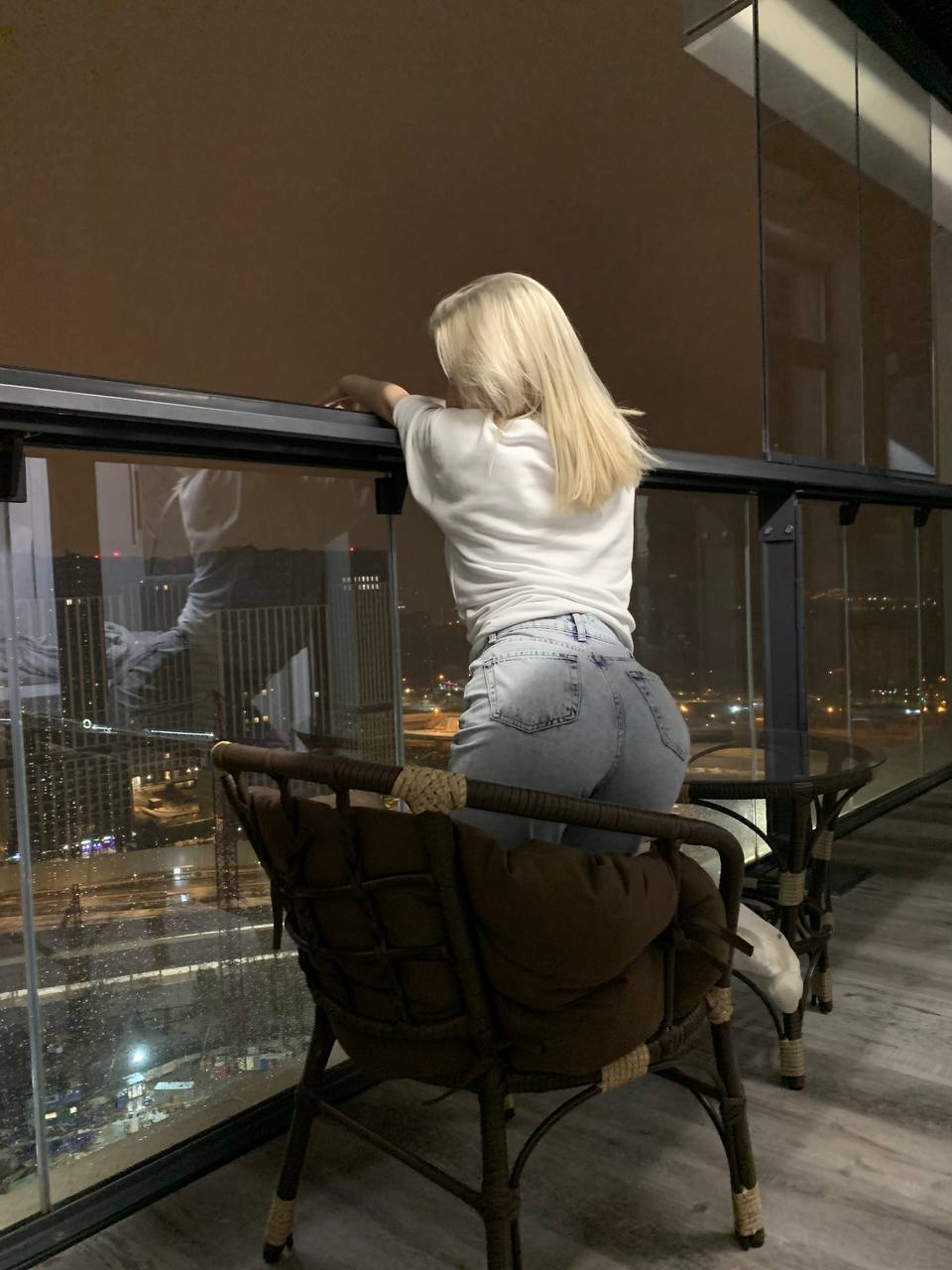 Снимок Юлиной попы на балконе высотного здания. Снимок Юлиной попы на балконе высотного здания.