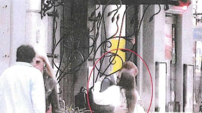 А ту Парфёнов обнимает ту самую эскортницу прямо на улице. А ту Парфёнов обнимает ту самую эскортницу прямо на улице.