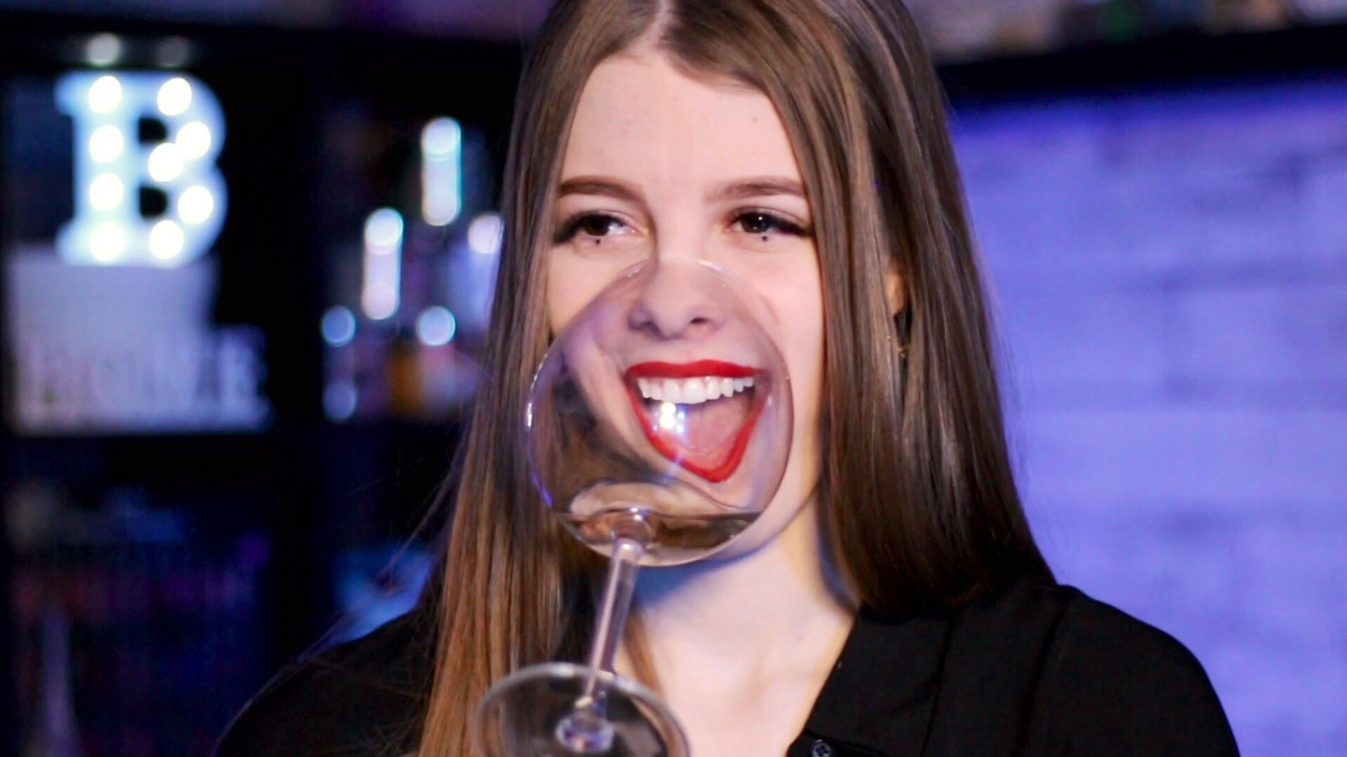 Смешные кадры "Маркизы ваймеровны" с бокалом.