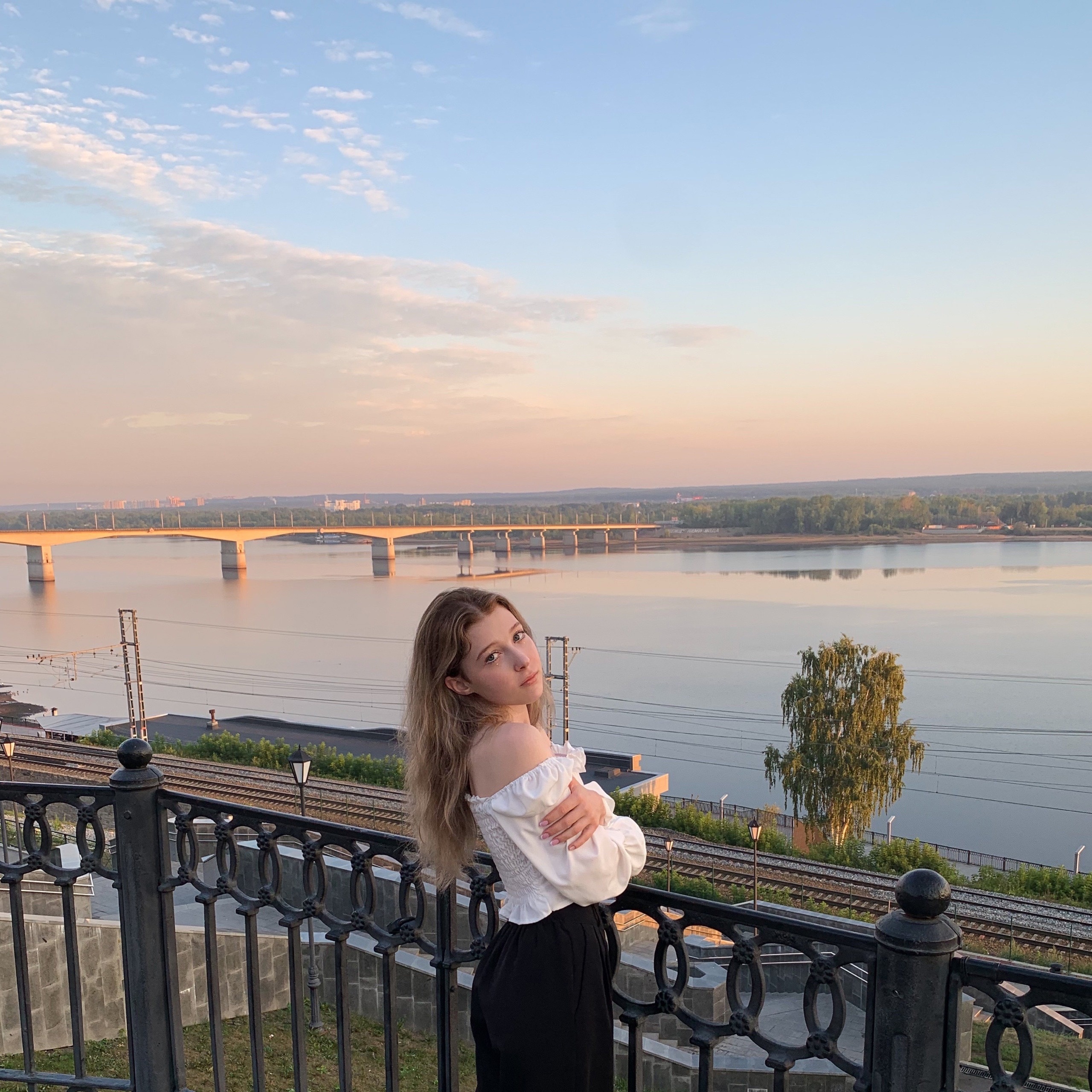 Красивый снимок even cute на фоне реки. Красивый снимок even cute на фоне реки.