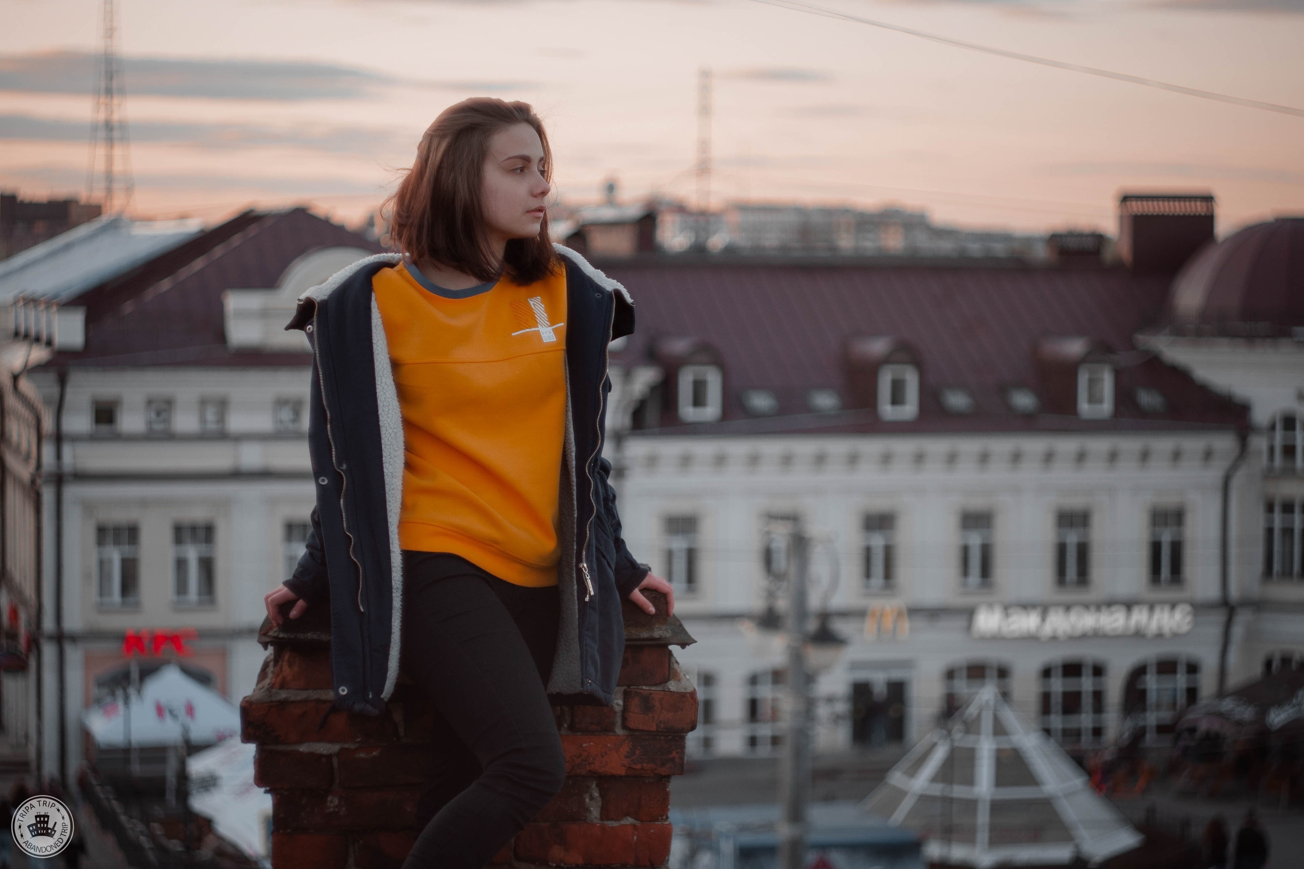 Стримерша Аля на крыше дома.