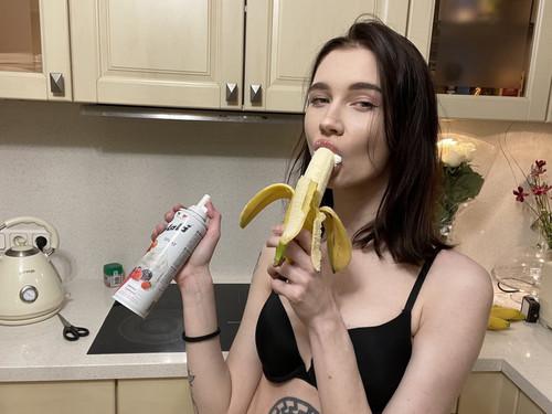 А на этом снимке Левченко сексуально глотает банан со сливками.