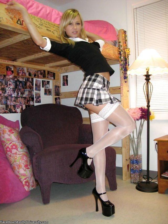 Косплеерша Мими Чан Азиаточки в школьной форме.