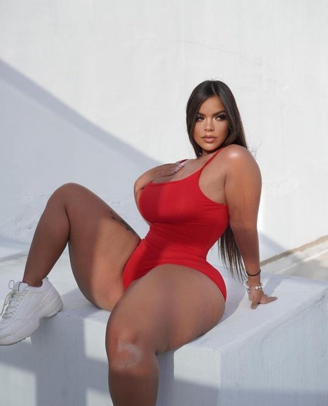 Грейс Бон на съёмках для модного журнала в красном сплошном купальнике, аля спасатели Малибу.