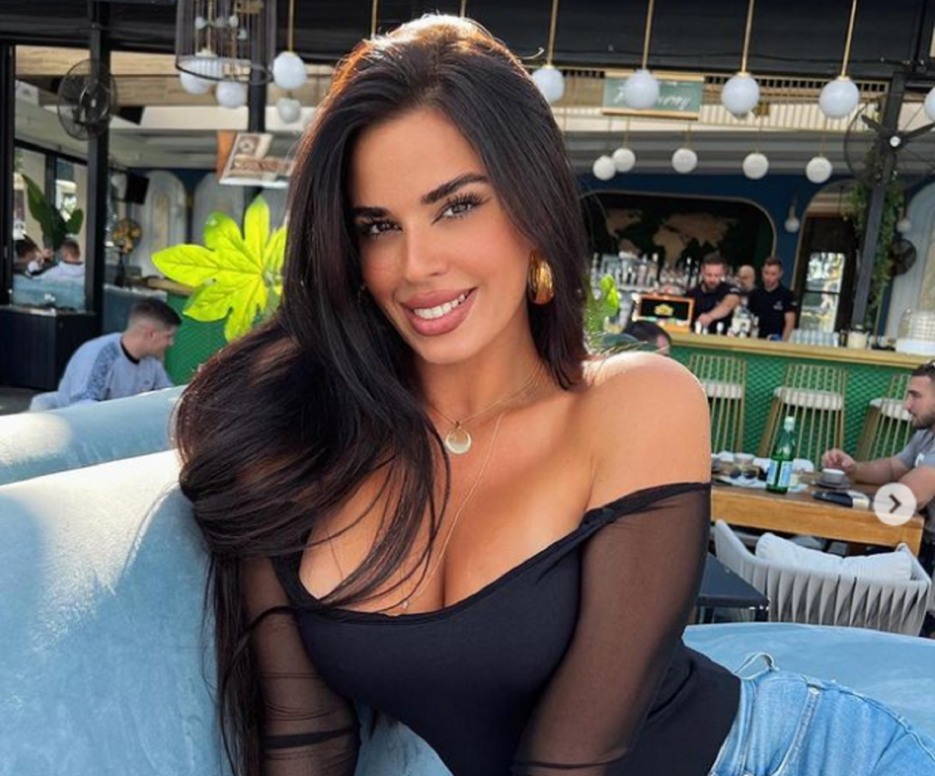 Своим нарядом вызвала не только восторг и возбуждение у мужчин, но и возмущение со стороны жителей Катара. Своим нарядом вызвала не только восторг и возбуждение у мужчин, но и возмущение со стороны жителей Катара.