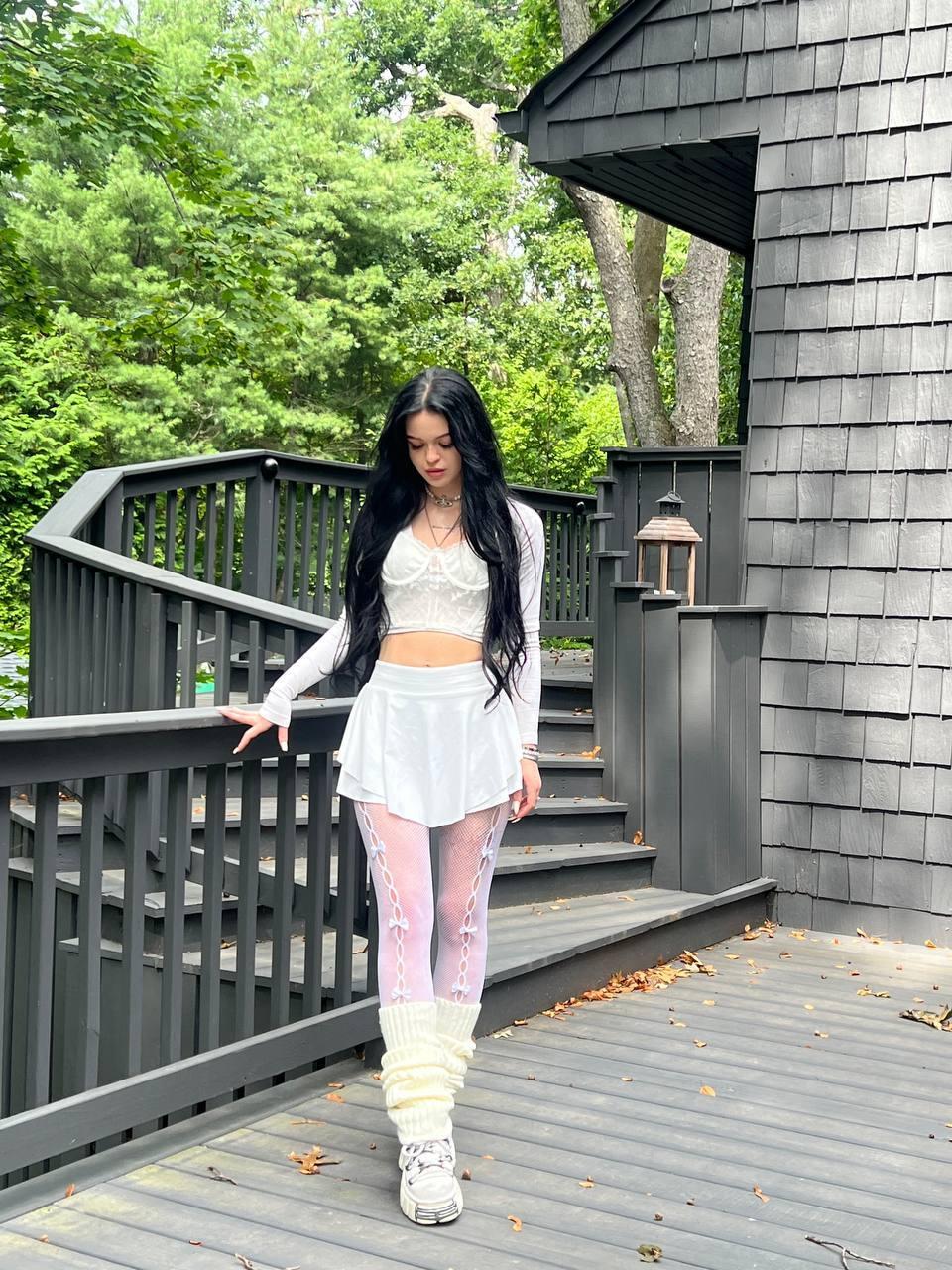 Красотка nevaaadaa в белой юбке и таких же чулках. Красотка nevaaadaa в белой юбке и таких же чулках.