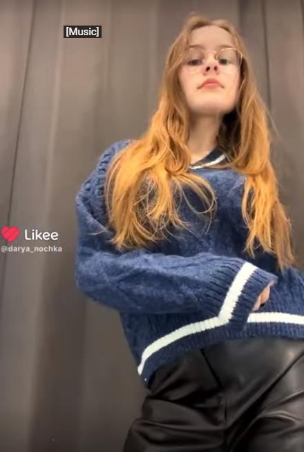 Дашуля устраивает танцы в ЛАйке. Дашуля устраивает танцы в ЛАйке.