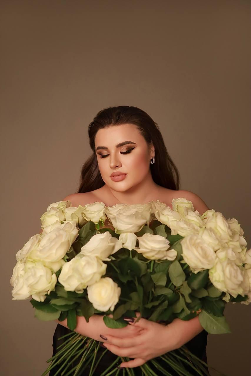 Берникова с огромным букетом белых роз. Берникова с огромным букетом белых роз.