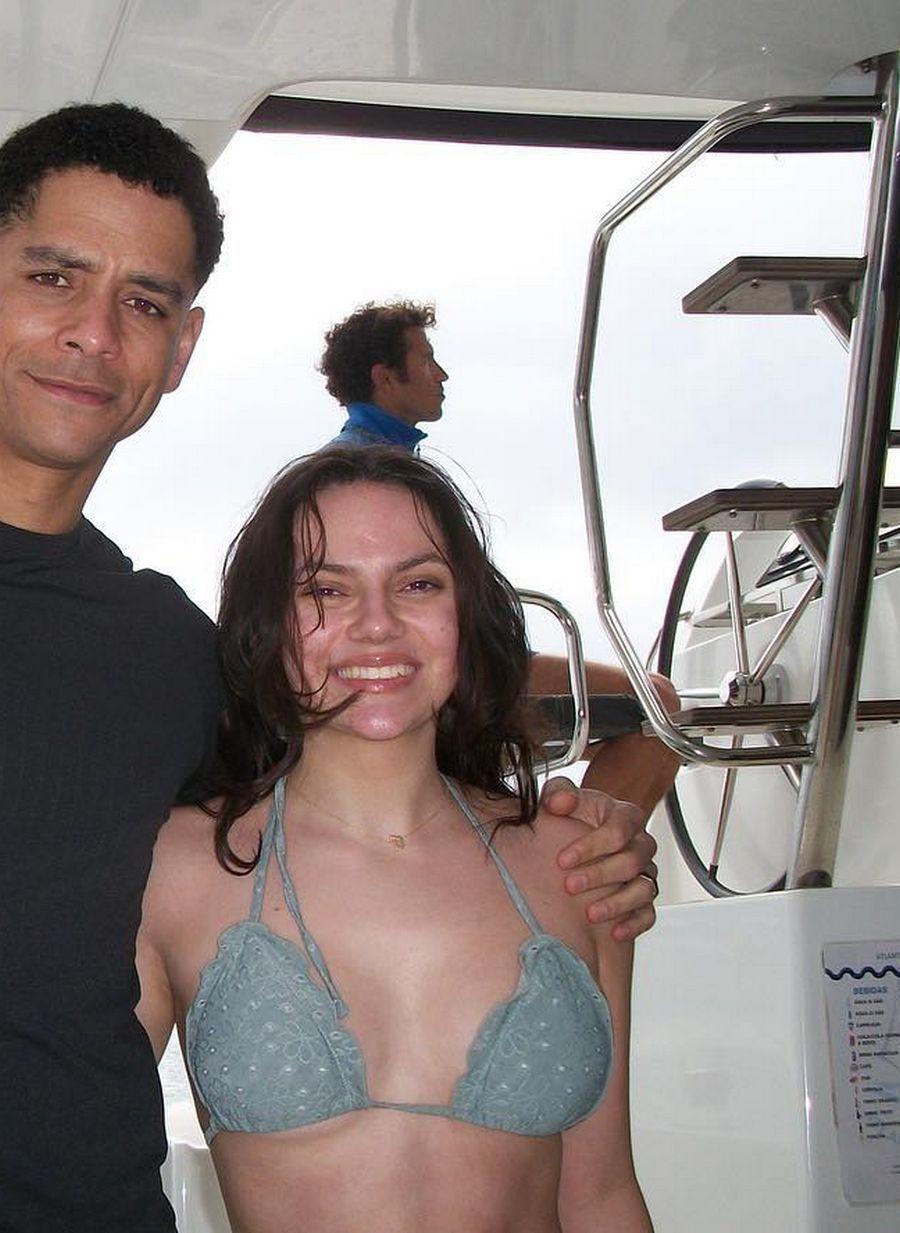 А тут девушка стоит в обнимку с парнем в салатовом лифчике. А тут девушка стоит в обнимку с парнем в салатовом лифчике.