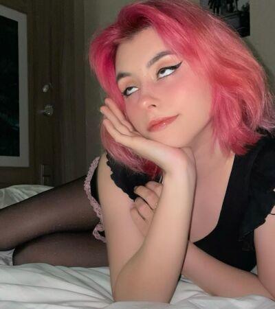 Слив фото Доры в чёрных чулках на кровати 18.