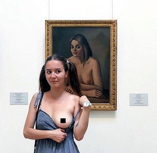 То самое скандально фото Айши Лагеевой из Эрмитажа с голой грудью. То самое скандально фото Айши Лагеевой из Эрмитажа с голой грудью.