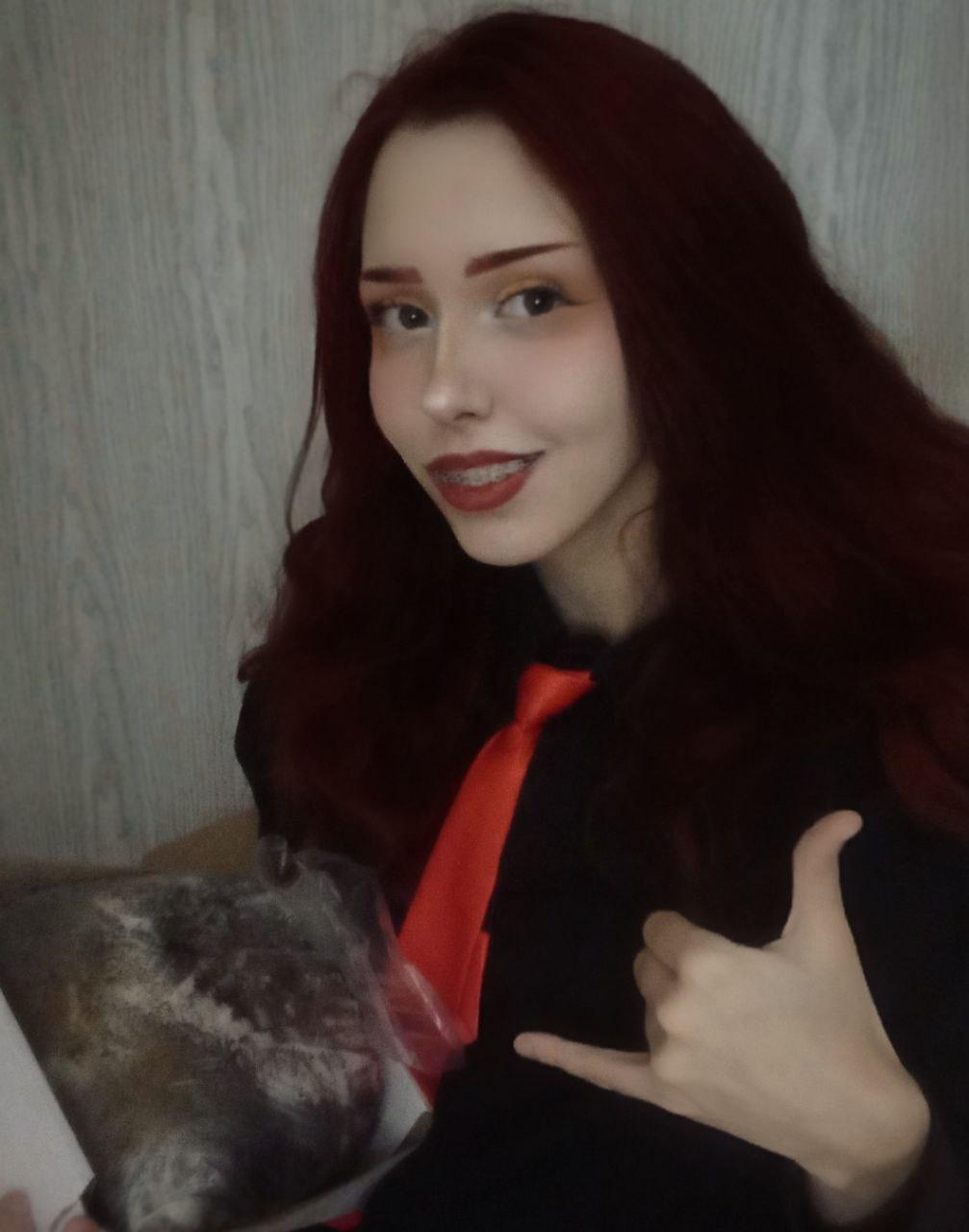 Селфи с красным галстуком. Селфи с красным галстуком.