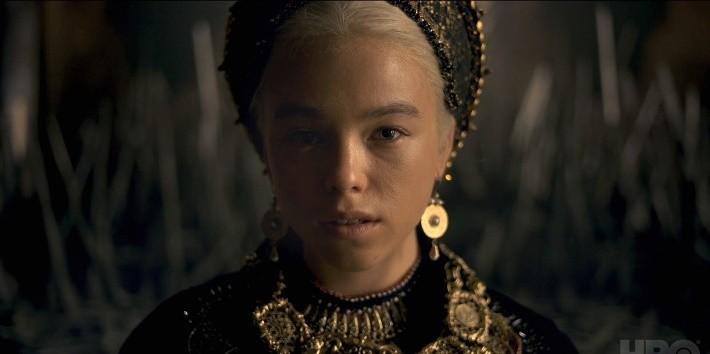 Стильная фотка в современном наряде с одной из премий. Стильная фотка в современном наряде с одной из премий.