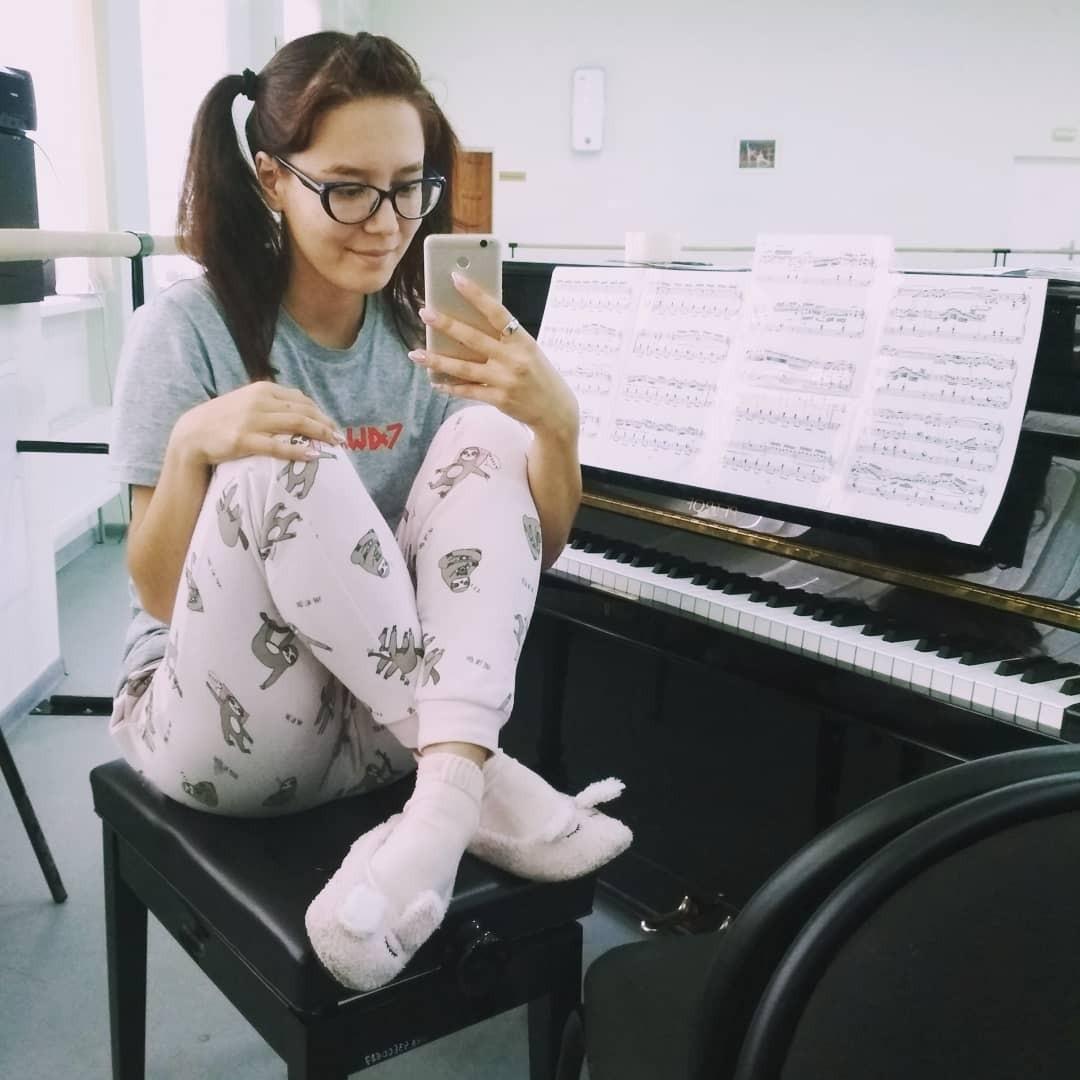 Домашнее селфи Лагеевой в очках у пианино. Домашнее селфи Лагеевой в очках у пианино.